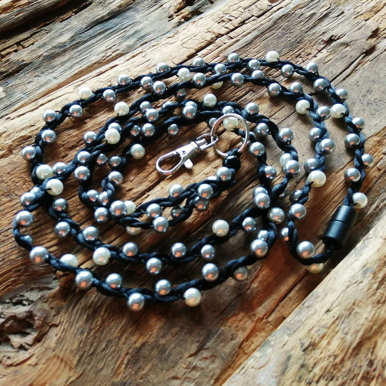 Olan yli avainnauha harmaavalkeahelmiäinen 162 cm