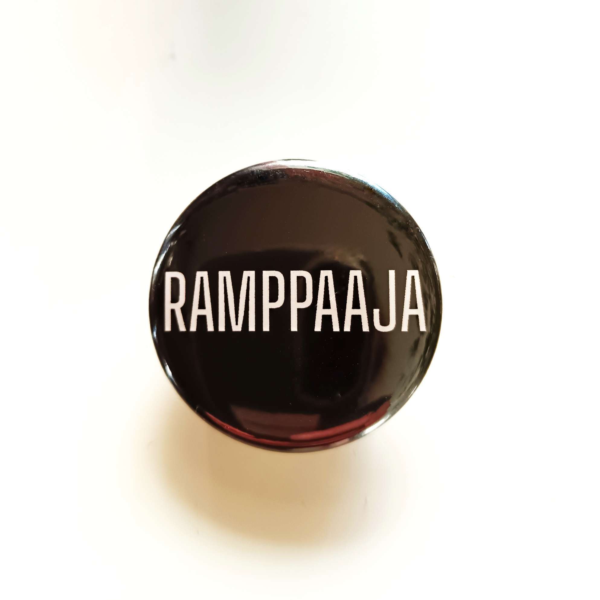 Ramppaaja -rintanappi tai magneetti