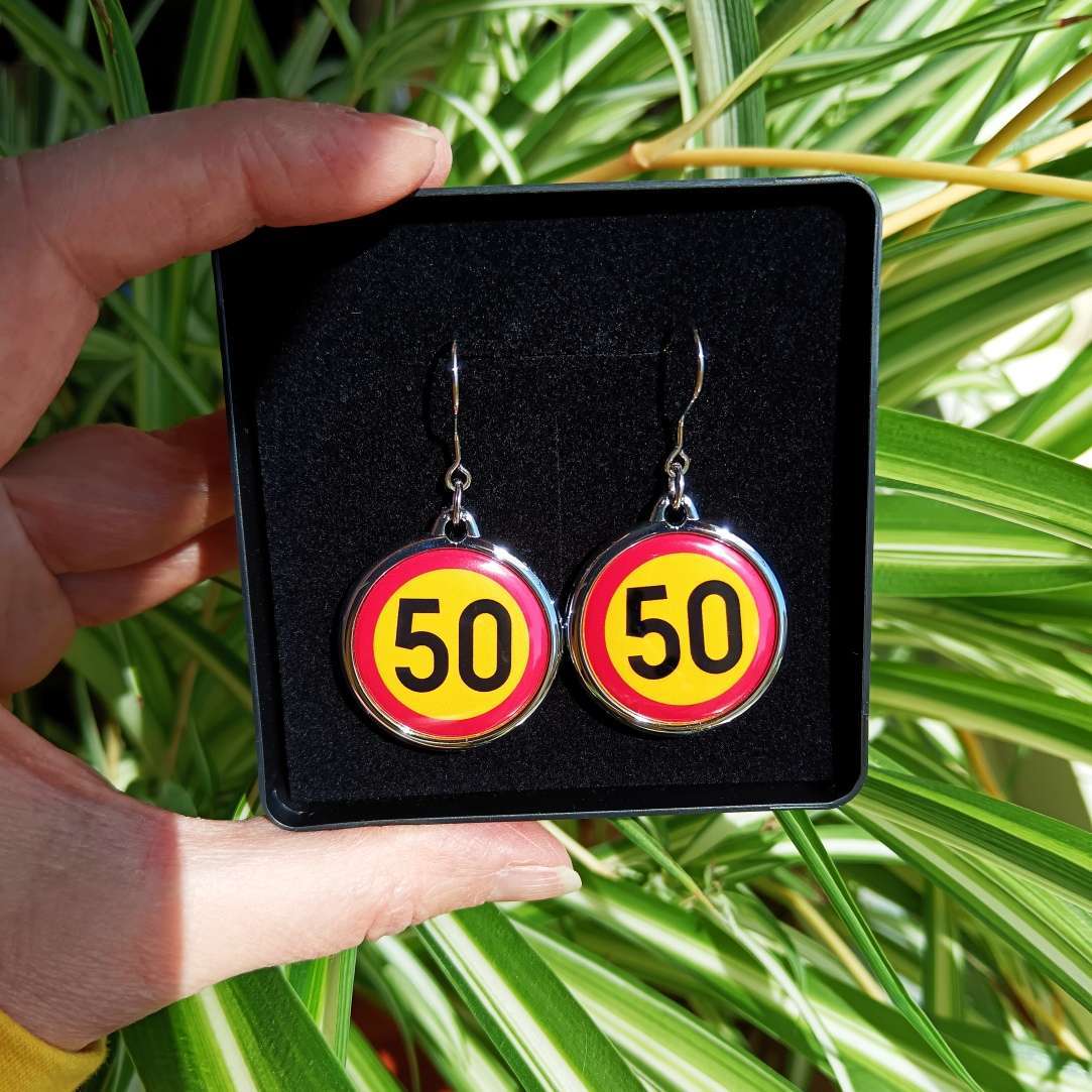 Nopeusrajoitus -rintanappi tai -korvikset - Image 3