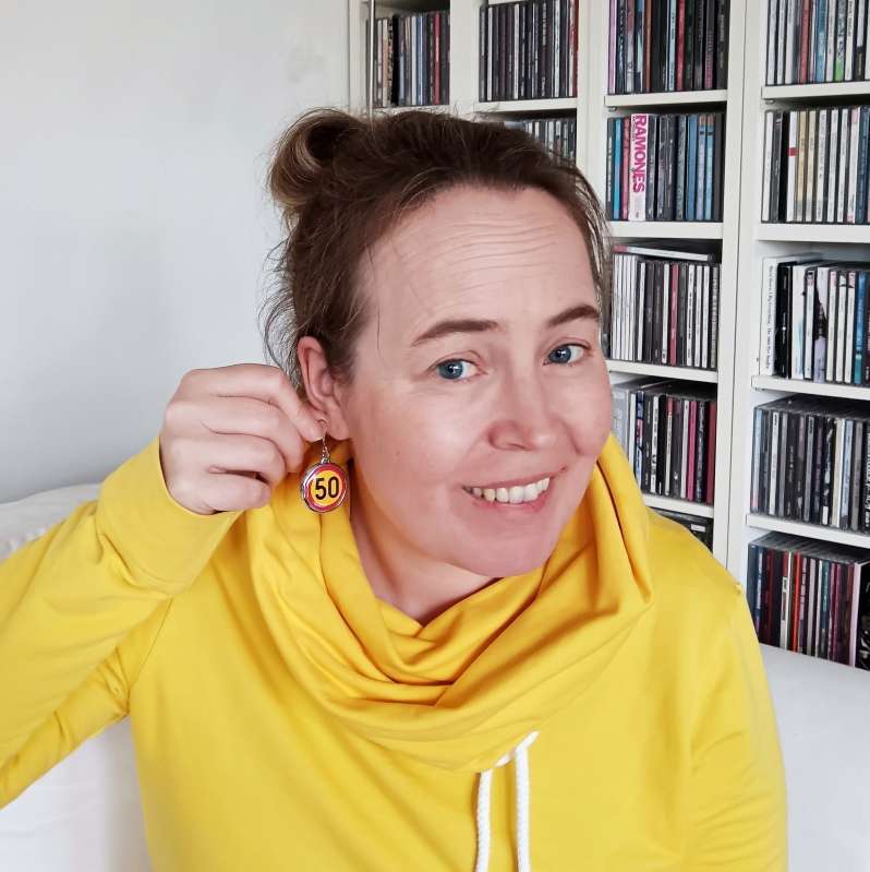 Nopeusrajoitus -rintanappi tai -korvikset - Image 4