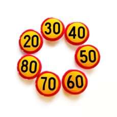 Nopeusrajoitus -rintanappi tai -korvikset